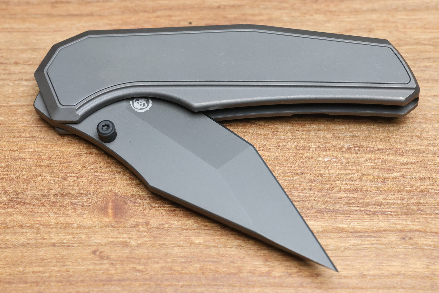 CHAVES KNIVES JAKE MCCOY OMEGA STREET STONEWASH GRAY PVD TITANIUM INTEGRAL HANDLE & STONEWASH GRAY PVD M390