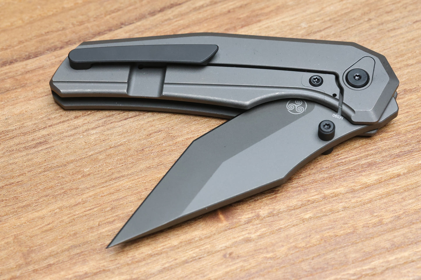CHAVES KNIVES JAKE MCCOY OMEGA STREET STONEWASH GRAY PVD TITANIUM INTEGRAL HANDLE & STONEWASH GRAY PVD M390