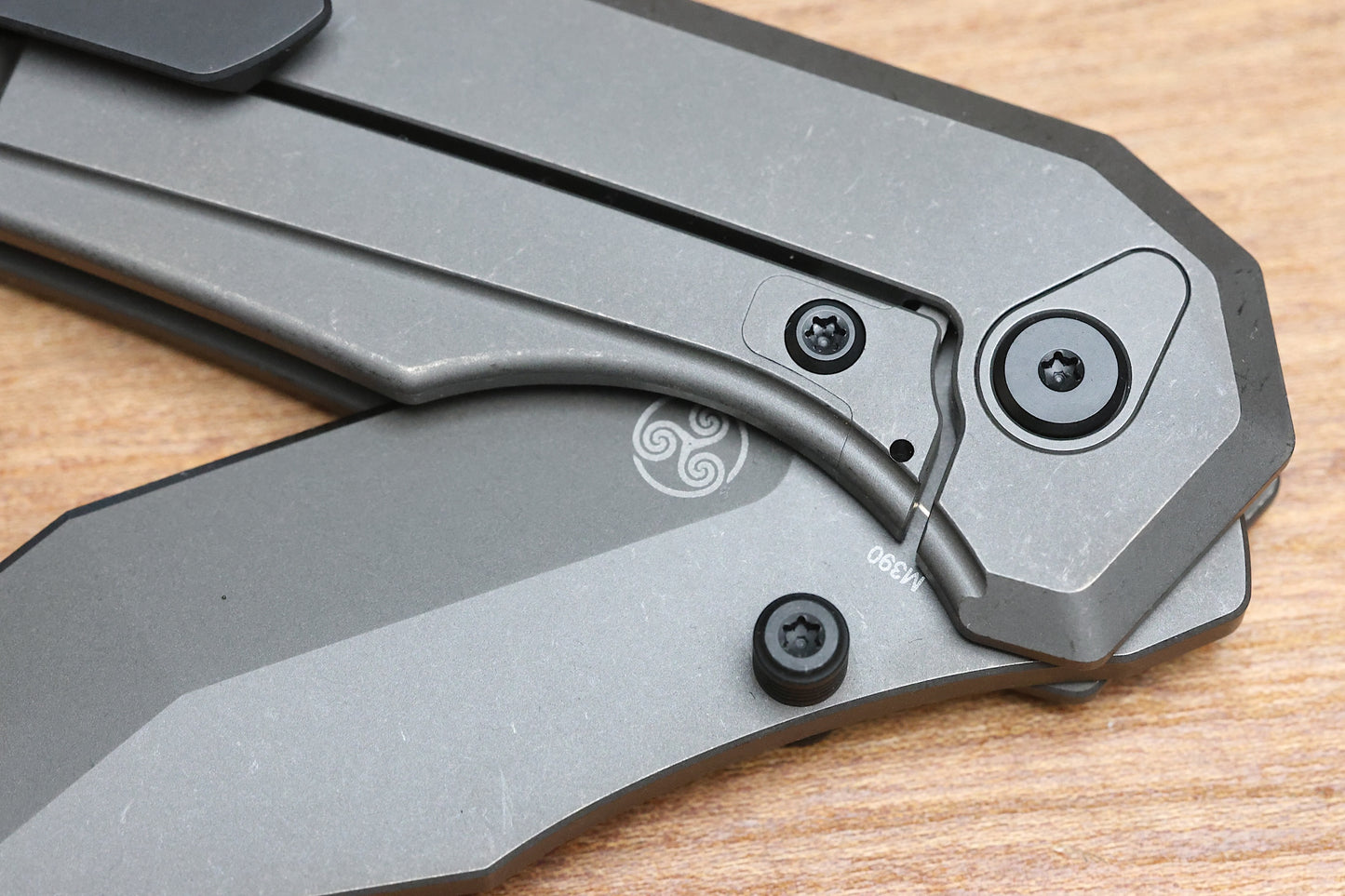 CHAVES KNIVES JAKE MCCOY OMEGA STREET STONEWASH GRAY PVD TITANIUM INTEGRAL HANDLE & STONEWASH GRAY PVD M390