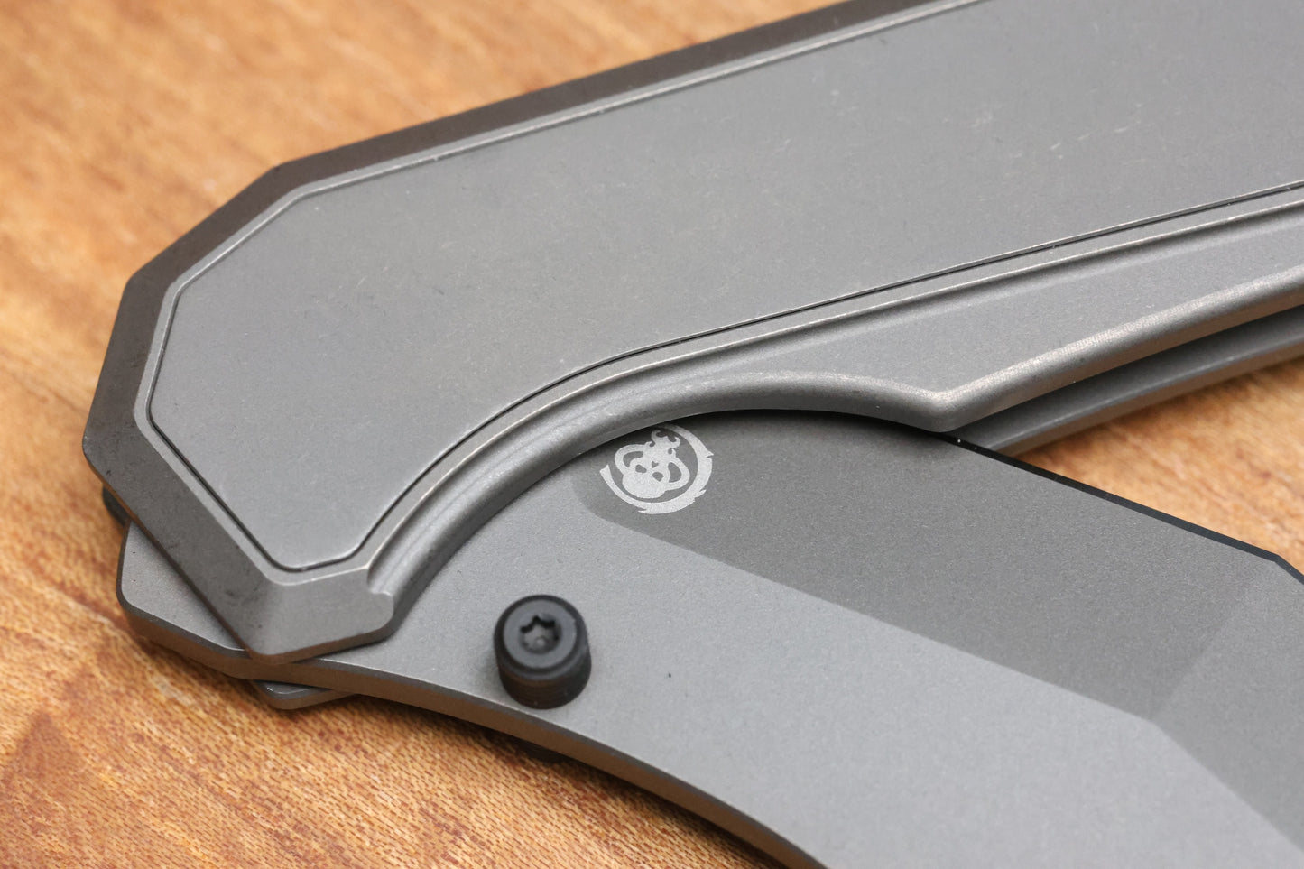 CHAVES KNIVES JAKE MCCOY OMEGA STREET STONEWASH GRAY PVD TITANIUM INTEGRAL HANDLE & STONEWASH GRAY PVD M390