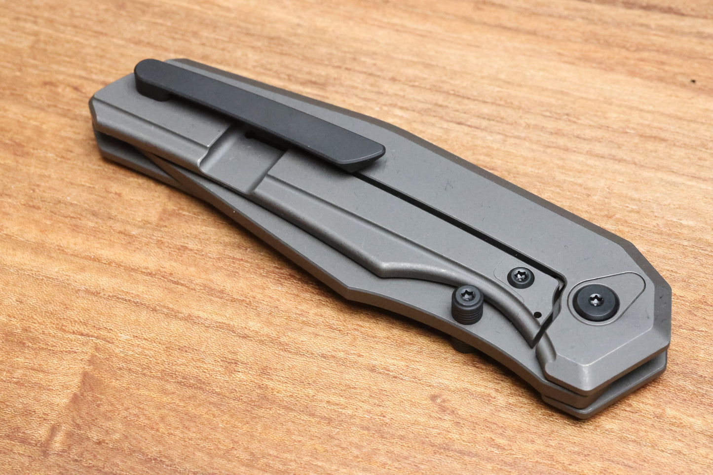 CHAVES KNIVES JAKE MCCOY OMEGA STREET STONEWASH GRAY PVD TITANIUM INTEGRAL HANDLE & STONEWASH GRAY PVD M390