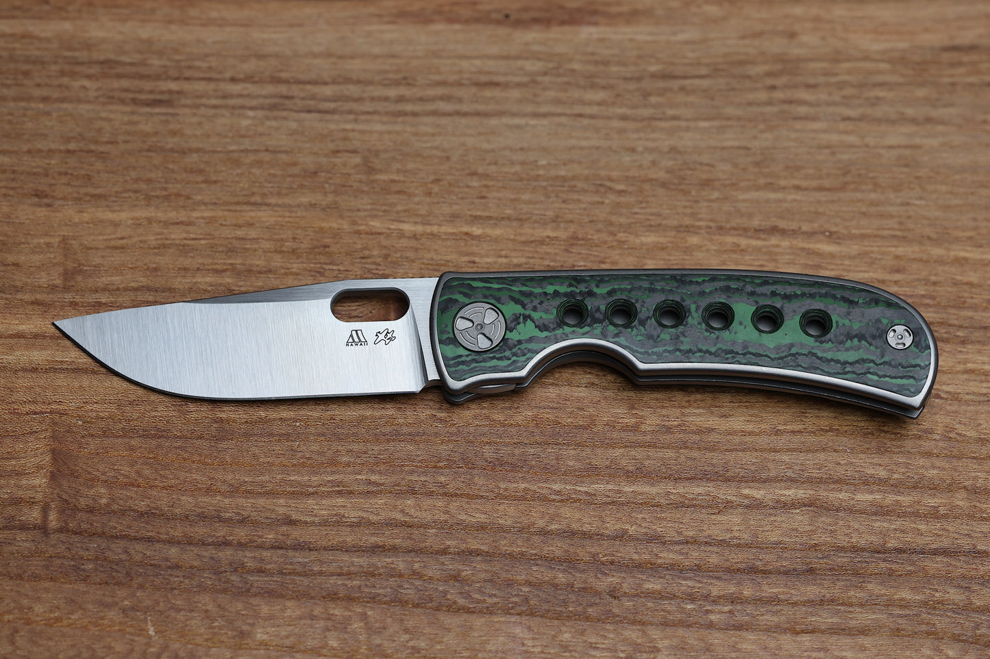 WINGMANEDC MTNT MACH 3 – M390 – TITANIUM W- GREEN FAT CARBON INLAY