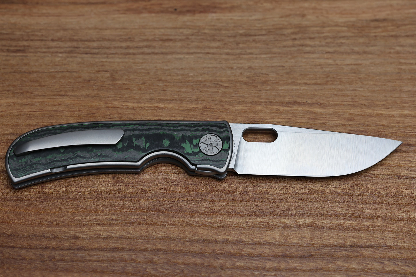 WINGMANEDC MTNT MACH 3 – M390 – TITANIUM W- GREEN FAT CARBON INLAY