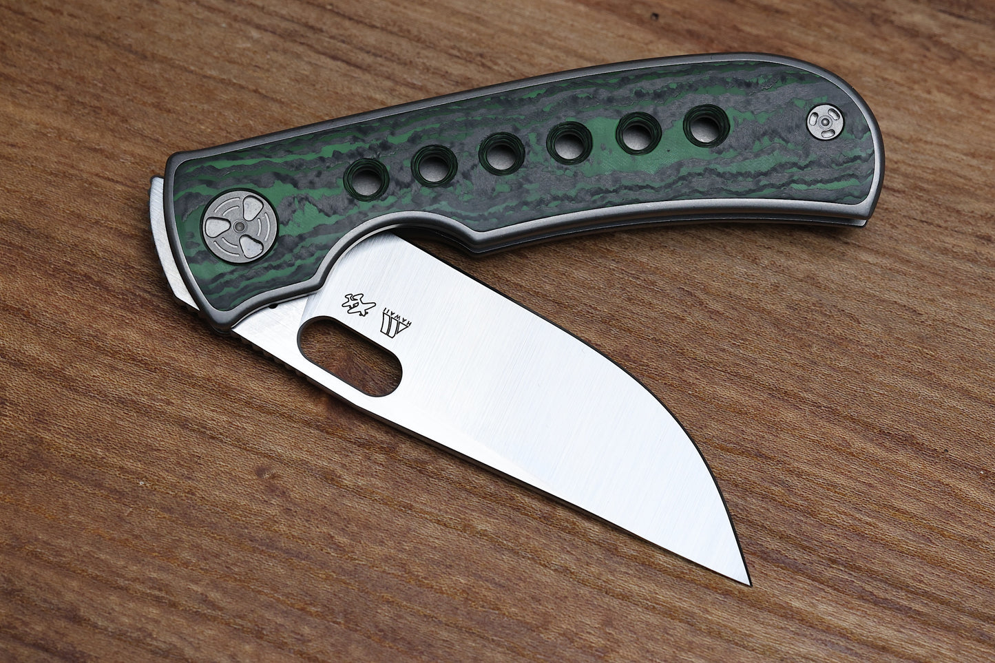 WINGMANEDC MTNT MACH 3 – M390 – TITANIUM W- GREEN FAT CARBON INLAY