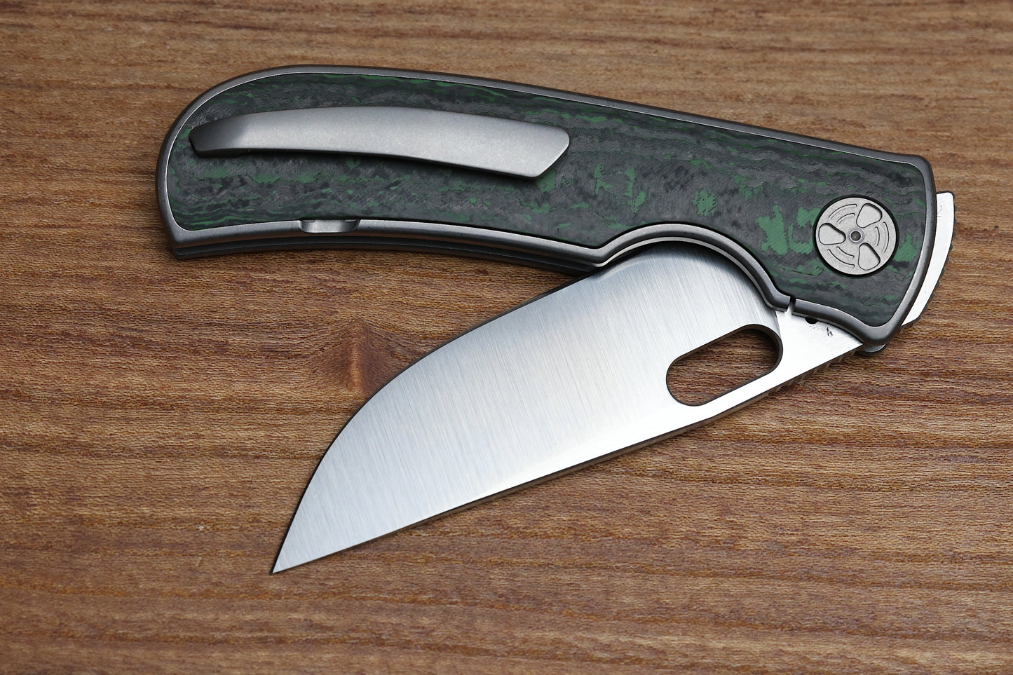 WINGMANEDC MTNT MACH 3 – M390 – TITANIUM W- GREEN FAT CARBON INLAY