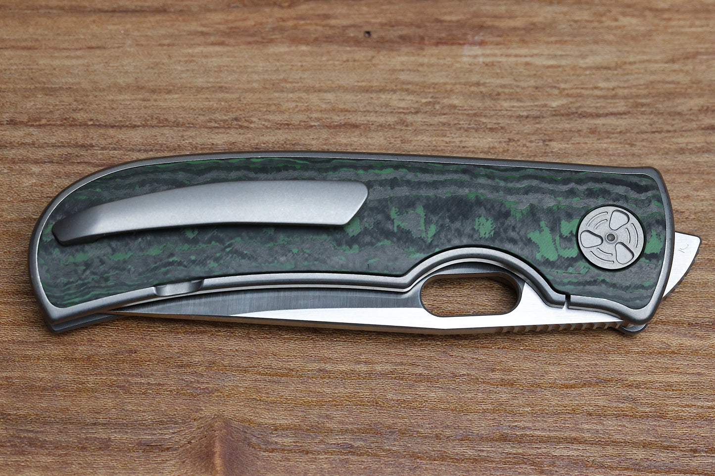 WINGMANEDC MTNT MACH 3 – M390 – TITANIUM W- GREEN FAT CARBON INLAY