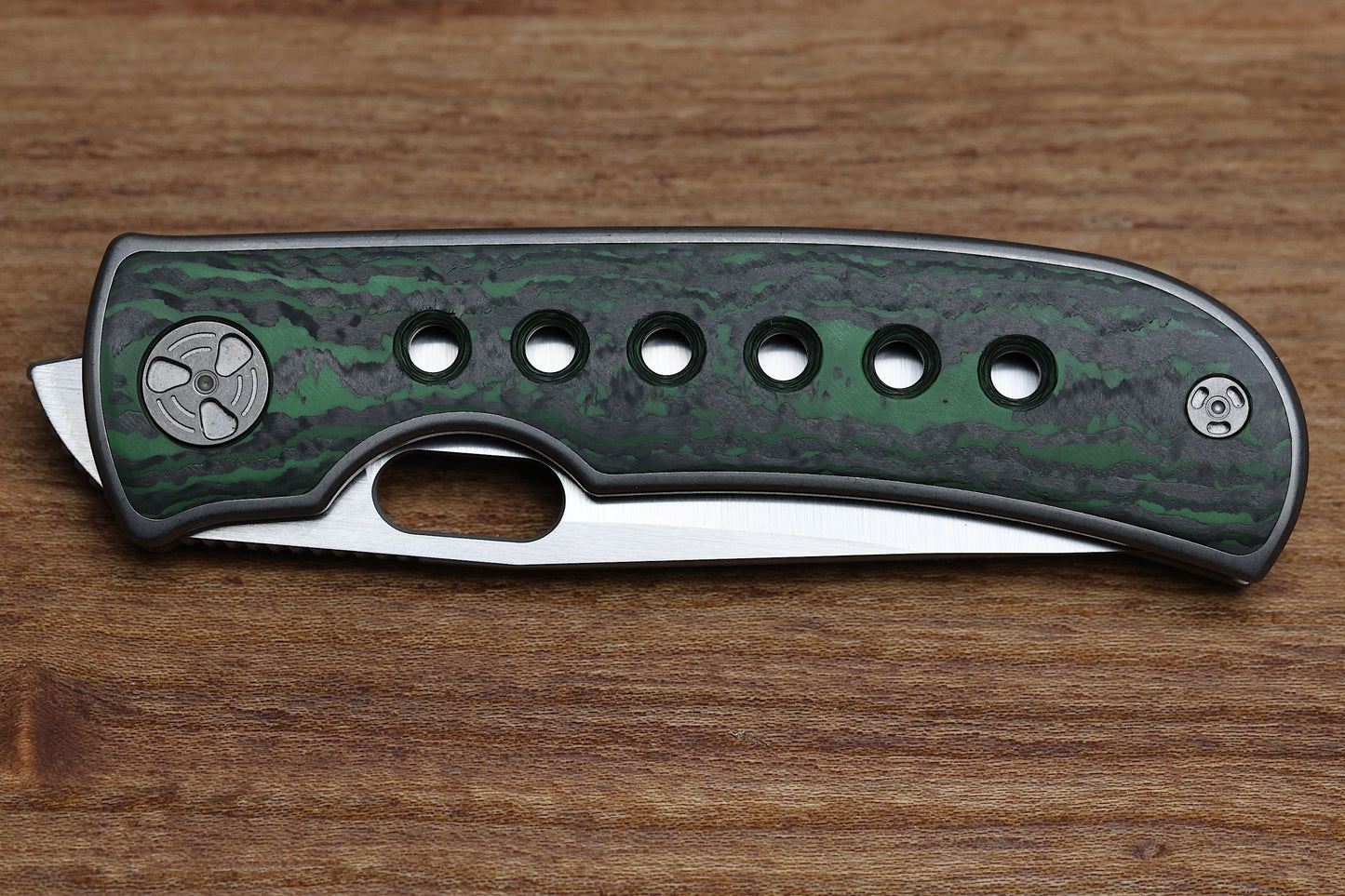 WINGMANEDC MTNT MACH 3 – M390 – TITANIUM W- GREEN FAT CARBON INLAY