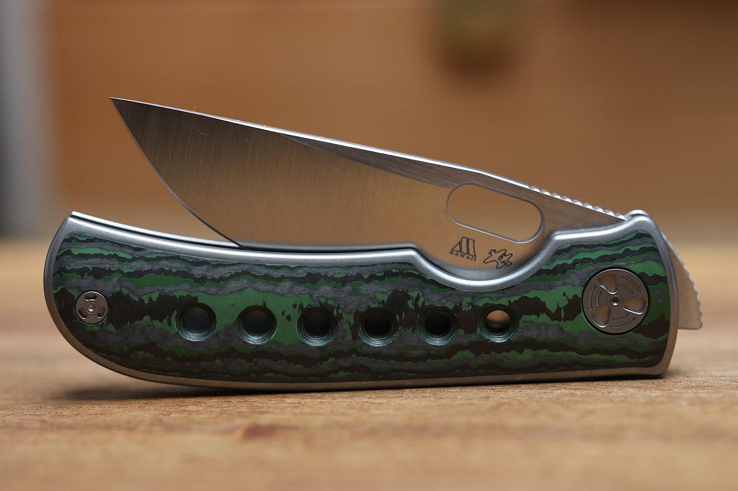 WINGMANEDC MTNT MACH 3 – M390 – TITANIUM W- GREEN FAT CARBON INLAY