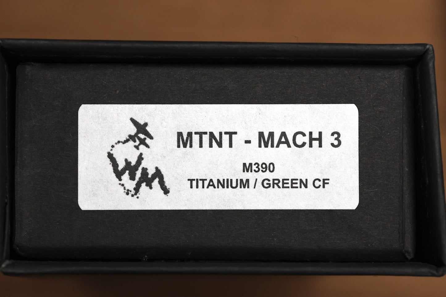 WINGMANEDC MTNT MACH 3 – M390 – TITANIUM W- GREEN FAT CARBON INLAY