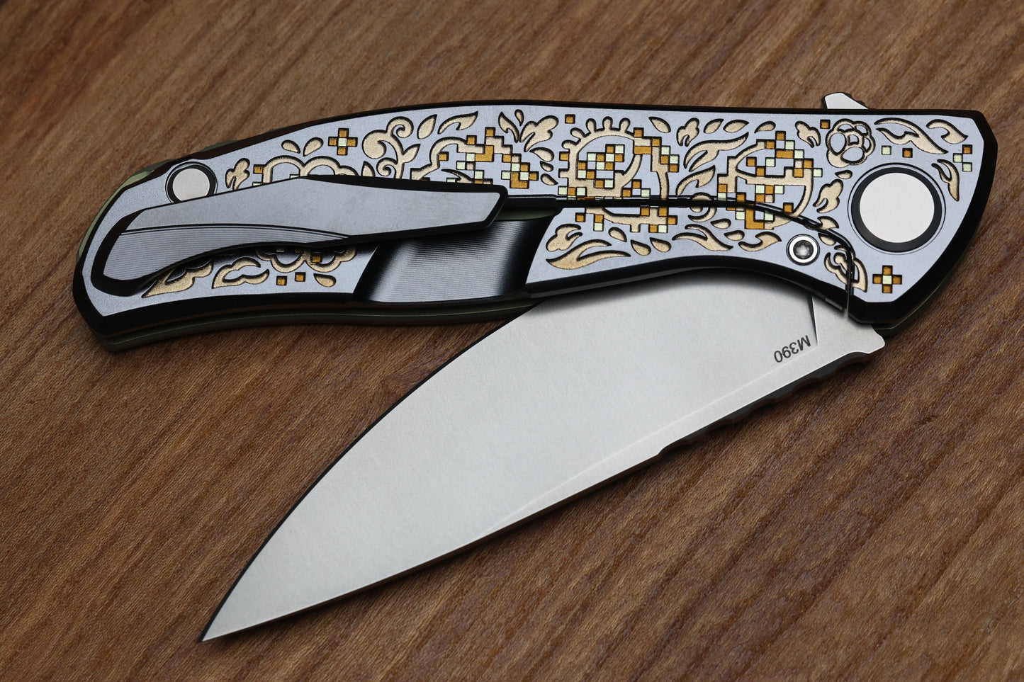 SHIROGOROV KNIVES / TI2 DESIGN COLLABORATION BLACK HULA "BRONZE PIXELATED FLOWER" F95 - M390 BLADE - TITANIUM HANDLE - MRBS