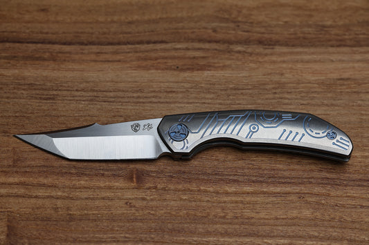 WINGMANEDC FERUS – M390 – INTEGRAL TITANIUM W- BLUE TITANIUM INLAY