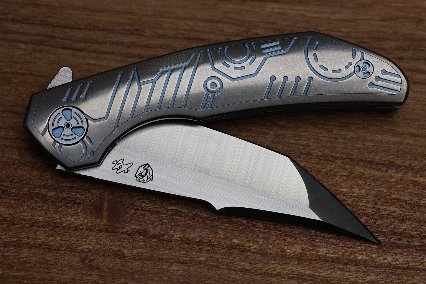 WINGMANEDC FERUS – M390 – INTEGRAL TITANIUM W- BLUE TITANIUM INLAY