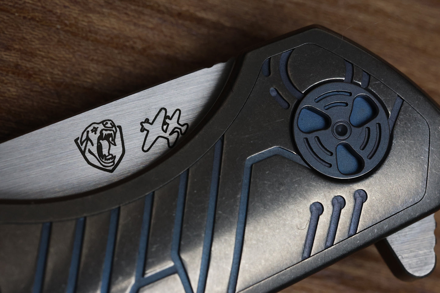 WINGMANEDC FERUS – M390 – INTEGRAL TITANIUM W- BLUE TITANIUM INLAY