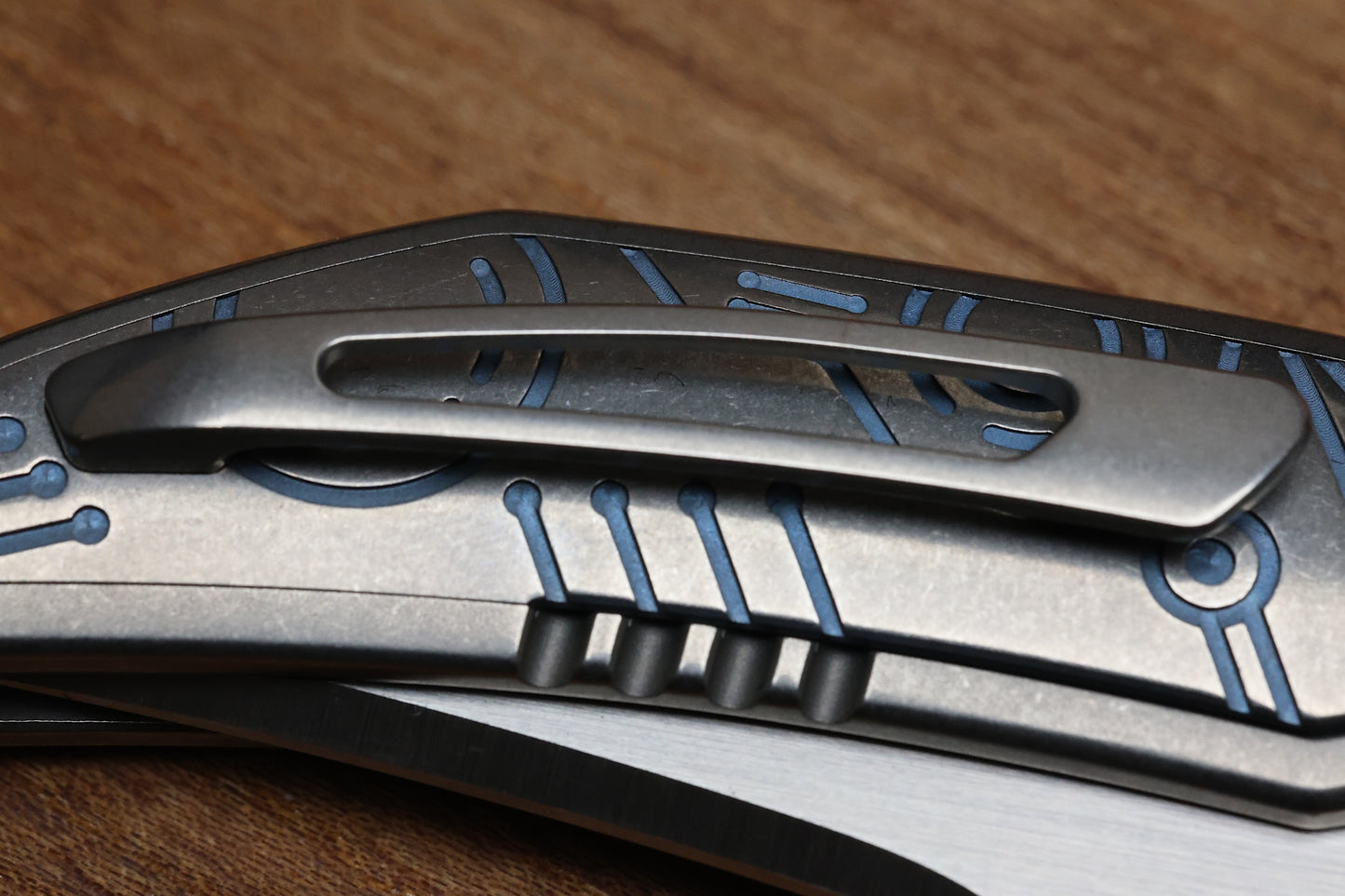 WINGMANEDC FERUS – M390 – INTEGRAL TITANIUM W- BLUE TITANIUM INLAY