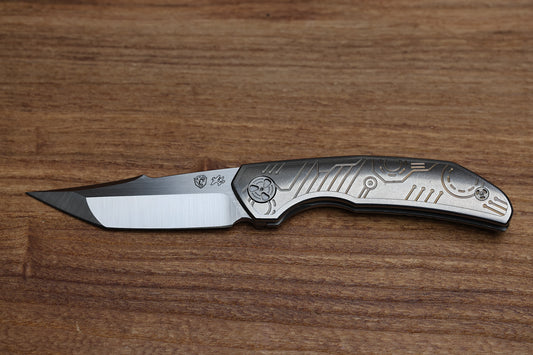 WINGMANEDC FERUS – M390 – INTEGRAL TITANIUM W- BRONZE TITANIUM INLAY