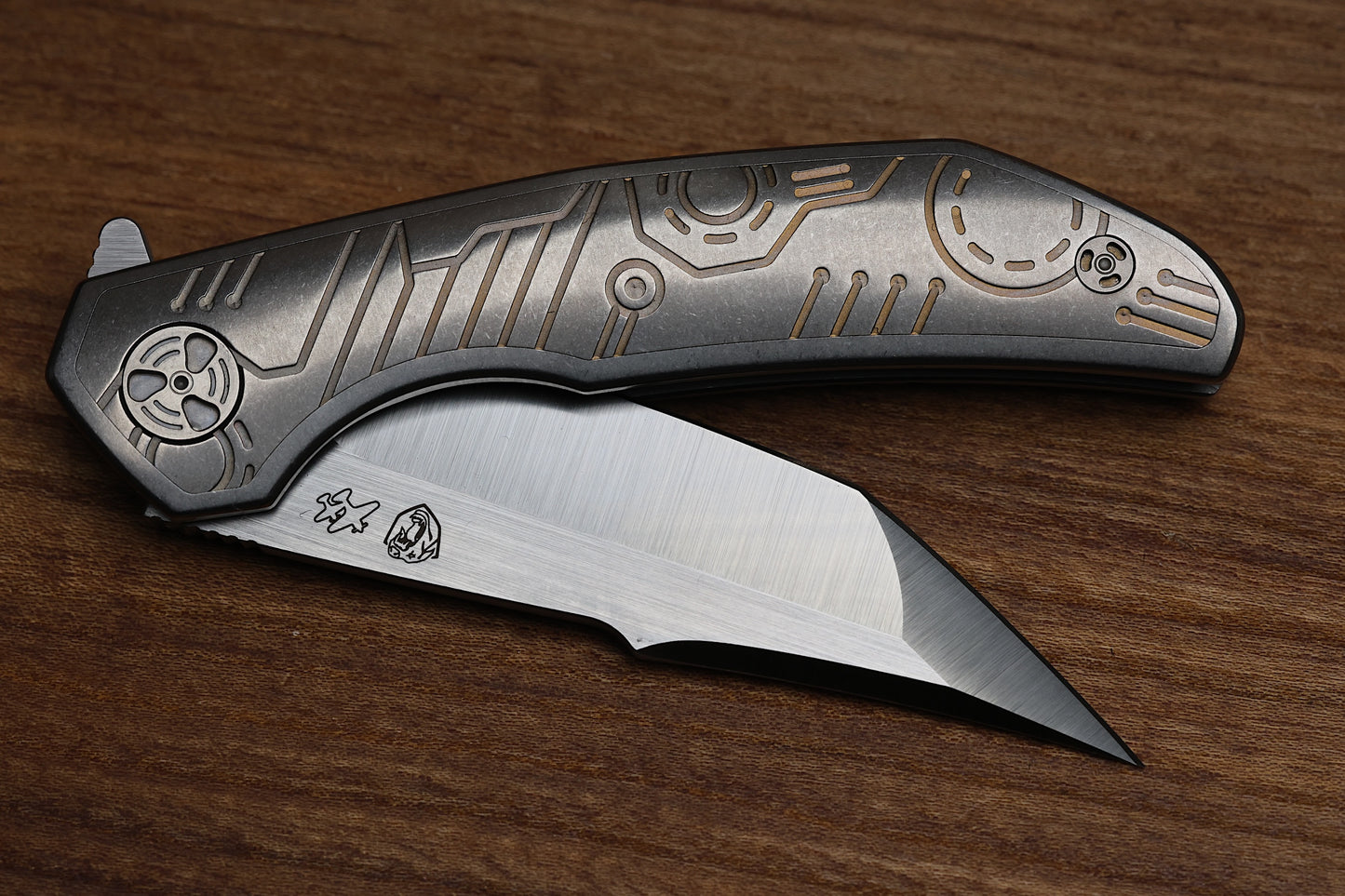 WINGMANEDC FERUS – M390 – INTEGRAL TITANIUM W- BRONZE TITANIUM INLAY