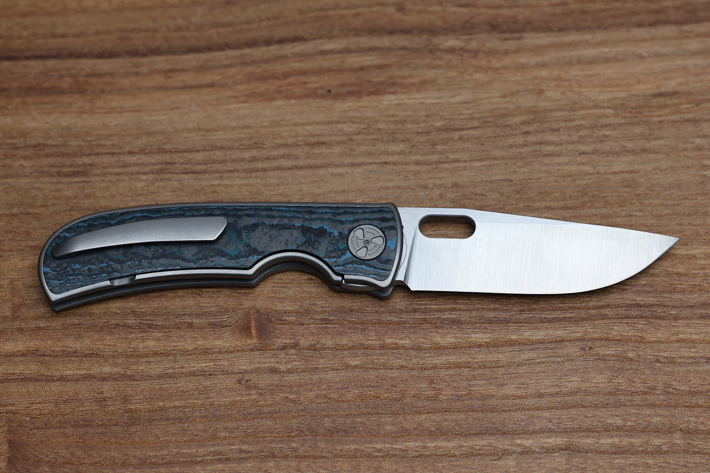 WINGMANEDC MTNT MACH 3 – M390 – TITANIUM W- BLUE FAT CARBON INLAY