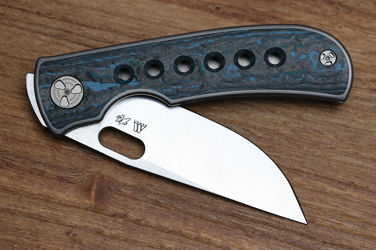 WINGMANEDC MTNT MACH 3 – M390 – TITANIUM W- BLUE FAT CARBON INLAY