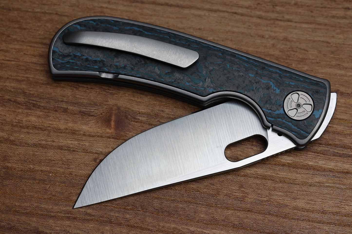 WINGMANEDC MTNT MACH 3 – M390 – TITANIUM W- BLUE FAT CARBON INLAY