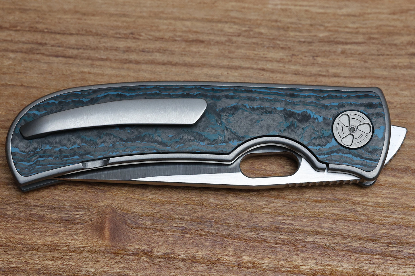 WINGMANEDC MTNT MACH 3 – M390 – TITANIUM W- BLUE FAT CARBON INLAY