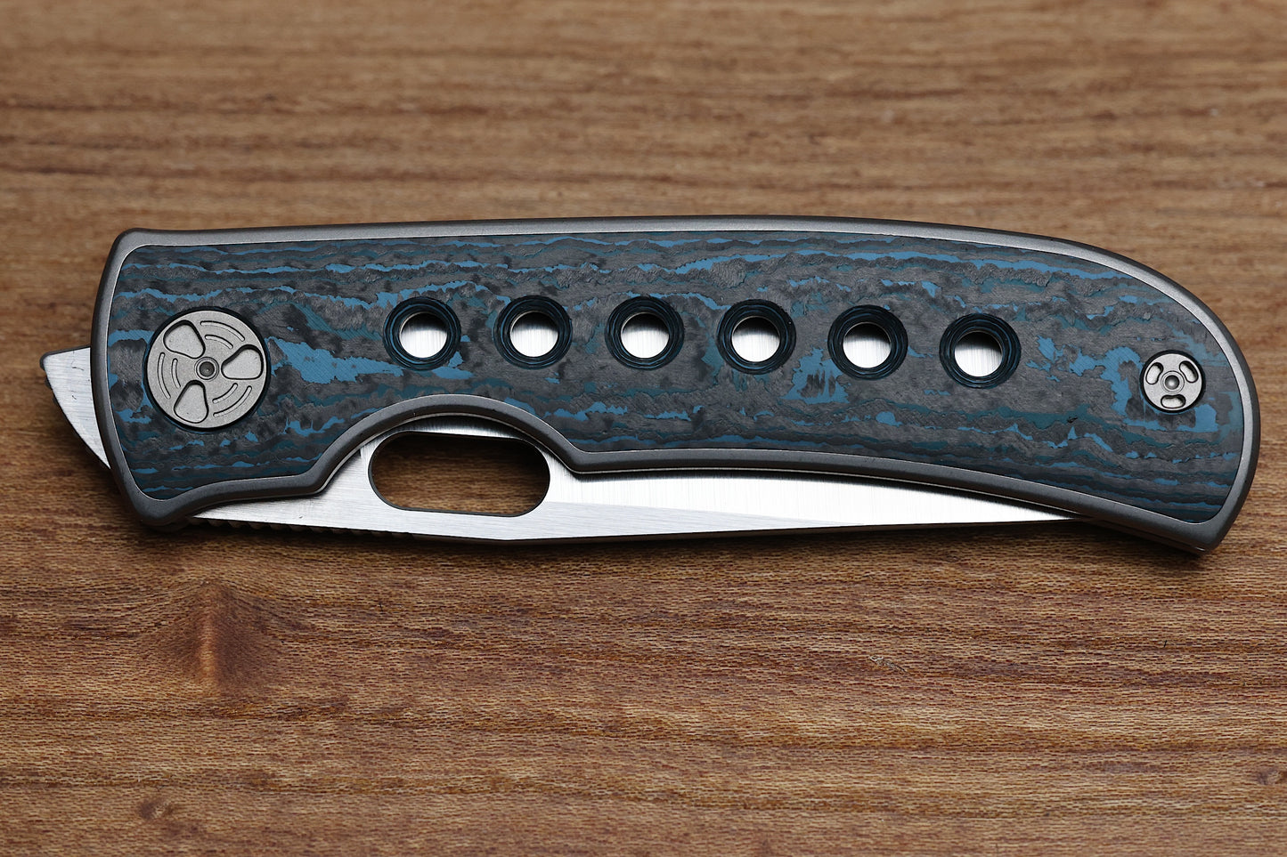 WINGMANEDC MTNT MACH 3 – M390 – TITANIUM W- BLUE FAT CARBON INLAY