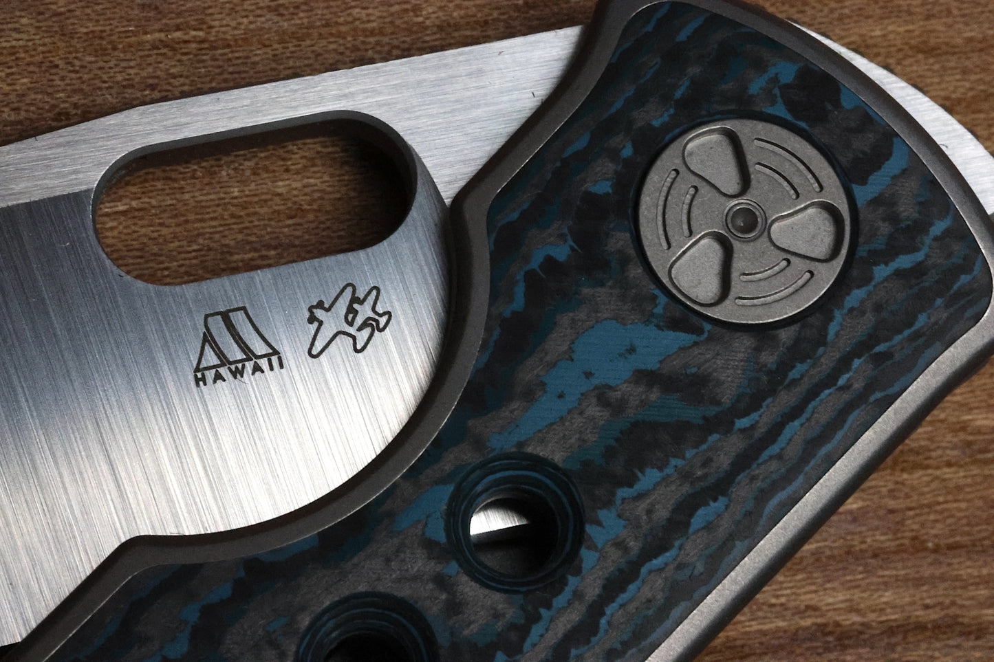 WINGMANEDC MTNT MACH 3 – M390 – TITANIUM W- BLUE FAT CARBON INLAY