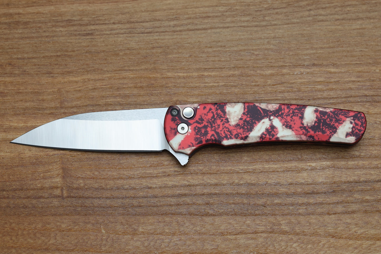 PRO-TECH MALIBU CRIMSON TIGER CAMO HANDLE & SATIN WHARNCLIFFE BLADE 5300-CTC
