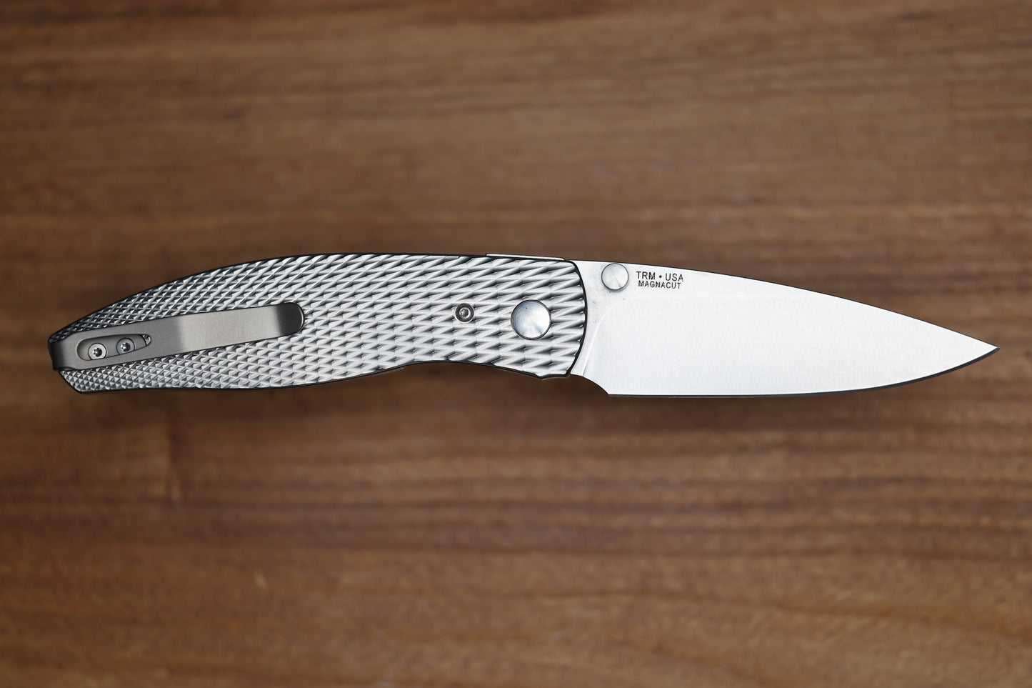 THREE RIVERS MANUFACTURING ATOM LIZARD SKIN TITANIUM 3.5" DROP POINT MAGNACUT