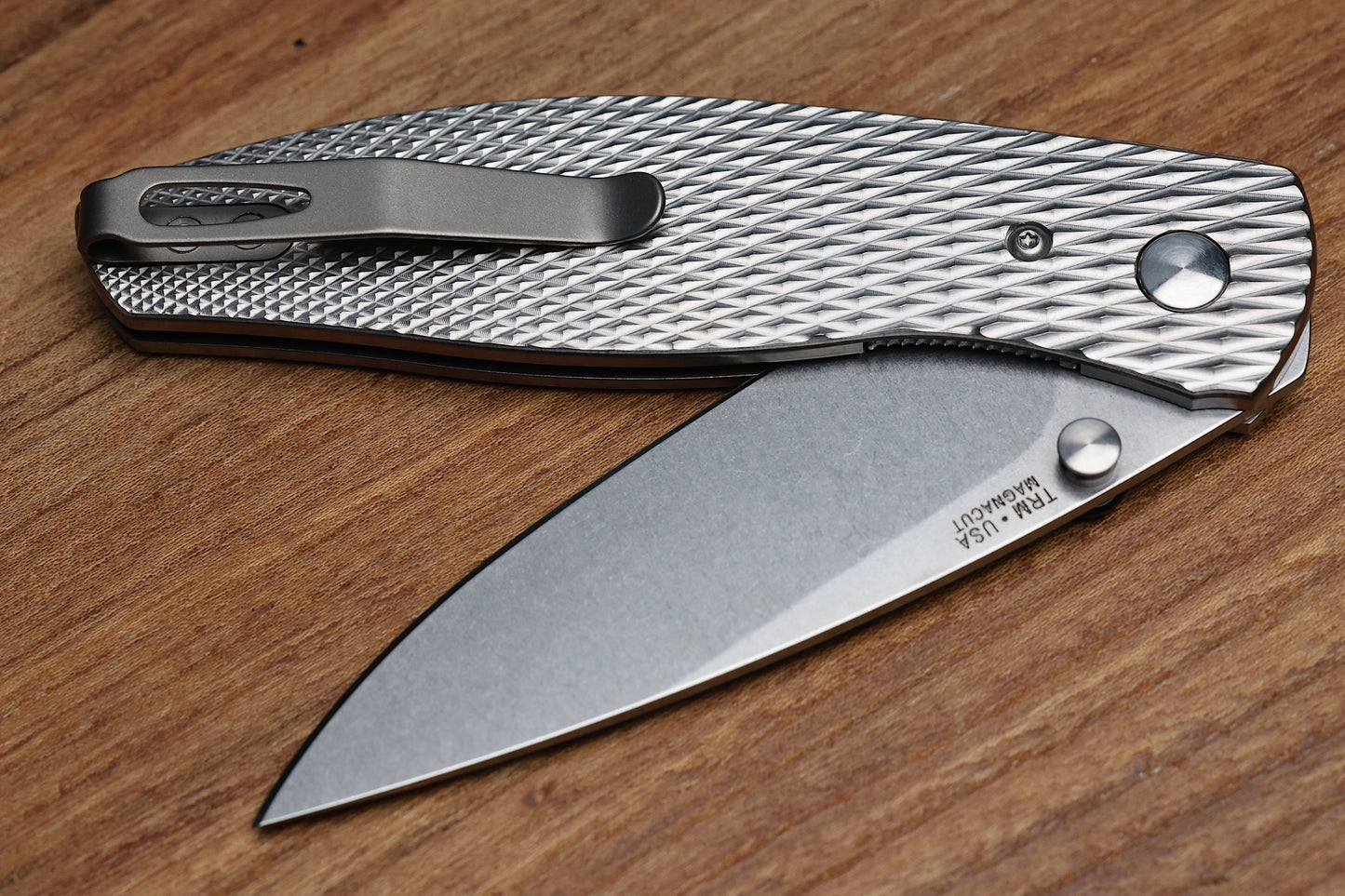 THREE RIVERS MANUFACTURING ATOM LIZARD SKIN TITANIUM 3.5" DROP POINT MAGNACUT