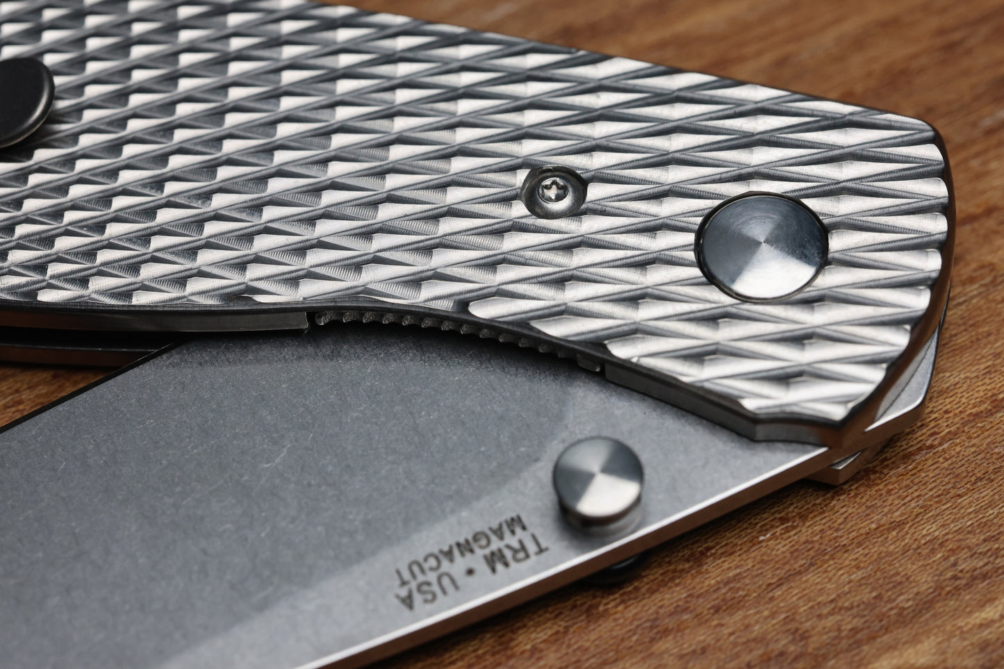 THREE RIVERS MANUFACTURING ATOM LIZARD SKIN TITANIUM 3.5" DROP POINT MAGNACUT