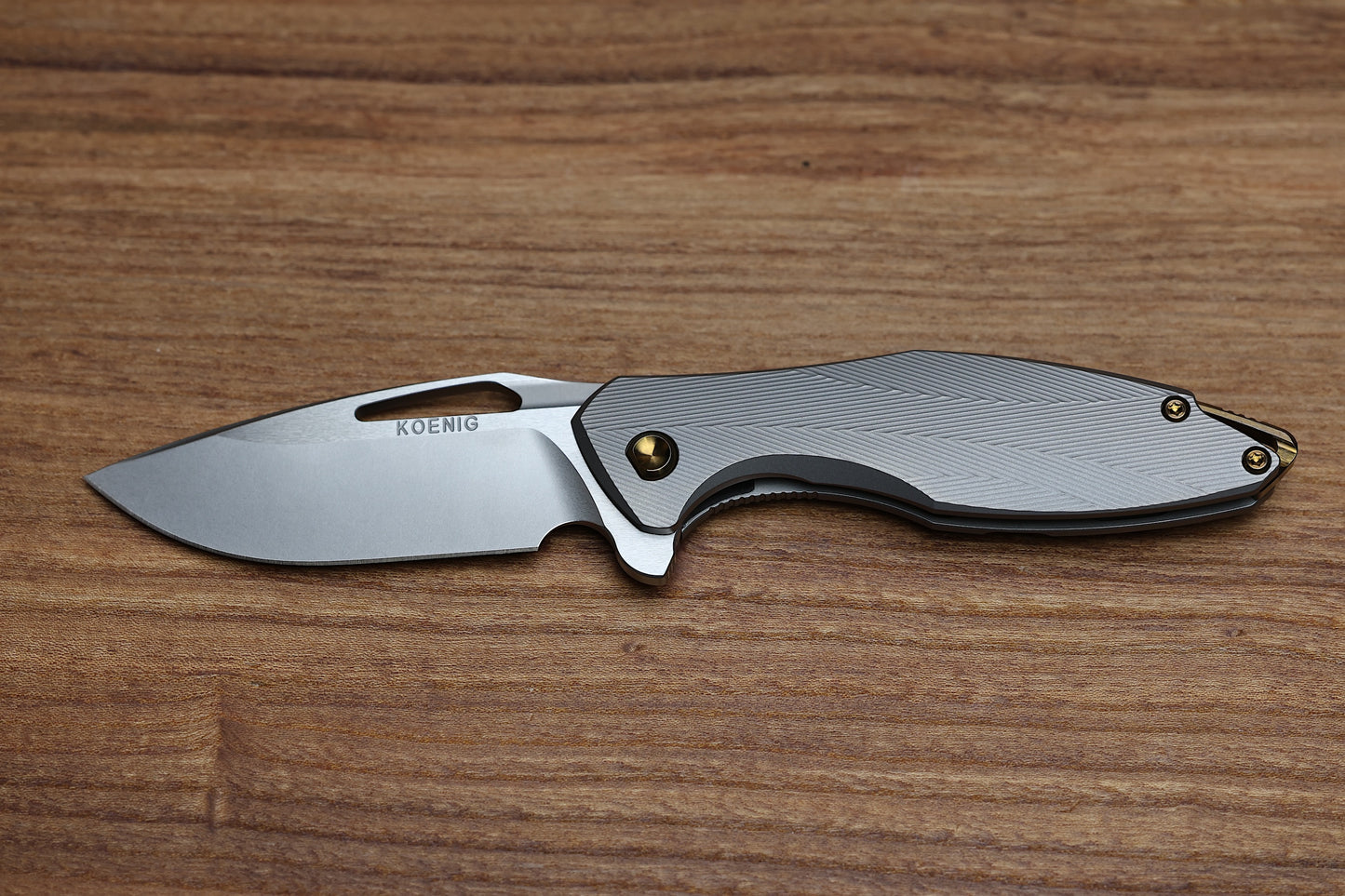 KOENIG MINI ARIUS - PATTERNED - TITANIUM HANDLE - M390 BLADE