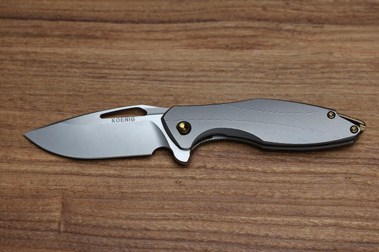 KOENIG MINI ARIUS - PATTERNED - TITANIUM HANDLE - M390 BLADE