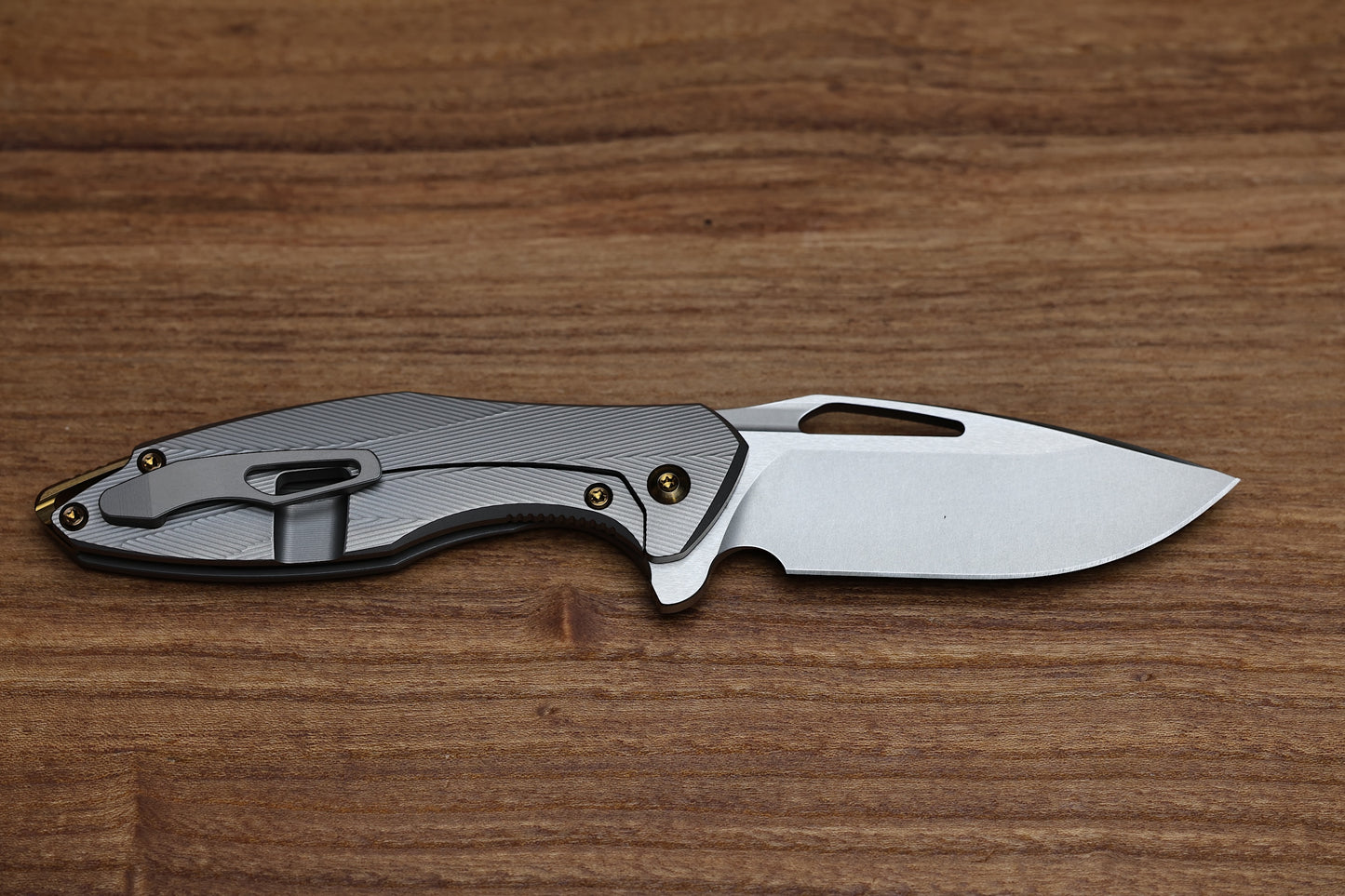 KOENIG MINI ARIUS - PATTERNED - TITANIUM HANDLE - M390 BLADE