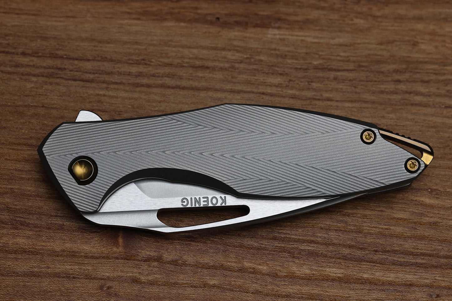 KOENIG MINI ARIUS - PATTERNED - TITANIUM HANDLE - M390 BLADE