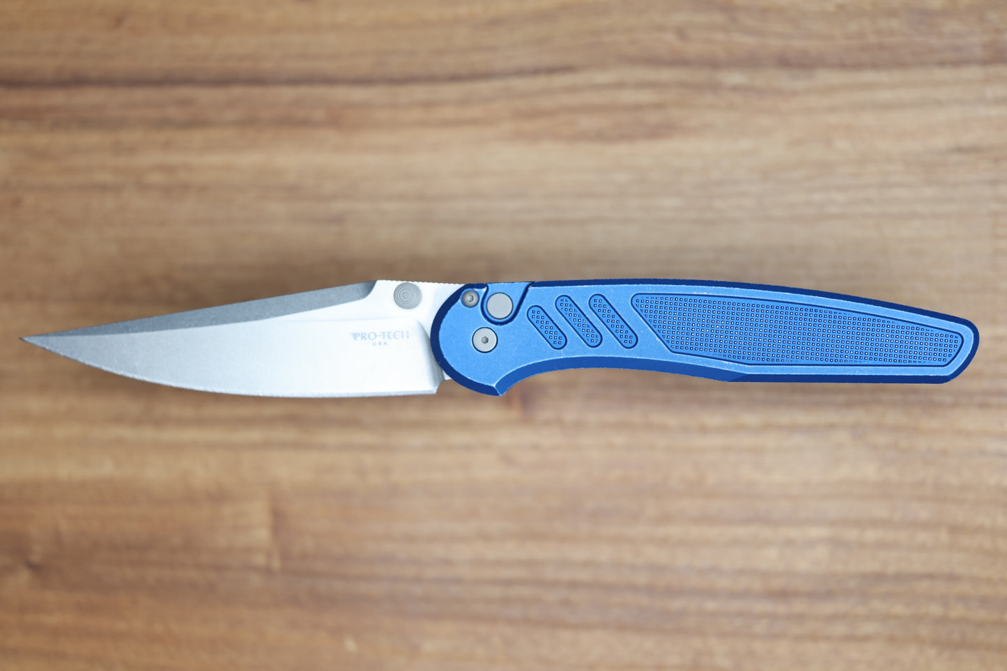 PRO-TECH AVALON PEACE NEIGHBOR W/ BATTLEWORN KNURLED BLUE ALUMINUM HANDLE & MAGNACUT PN1101-BW BLUE