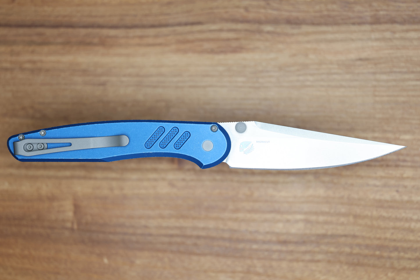 PRO-TECH AVALON PEACE NEIGHBOR W/ BATTLEWORN KNURLED BLUE ALUMINUM HANDLE & MAGNACUT PN1101-BW BLUE