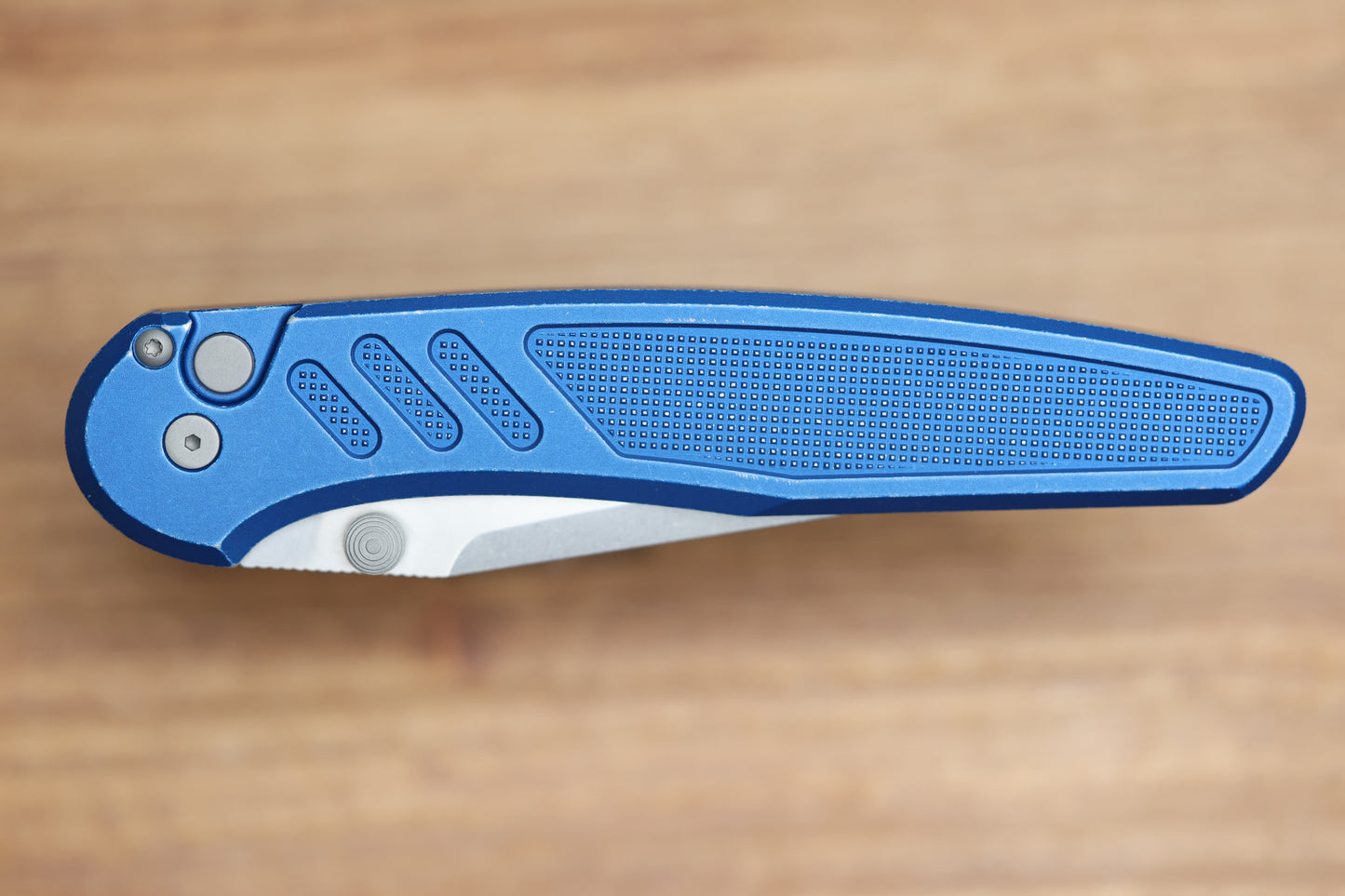 PRO-TECH AVALON PEACE NEIGHBOR W/ BATTLEWORN KNURLED BLUE ALUMINUM HANDLE & MAGNACUT PN1101-BW BLUE