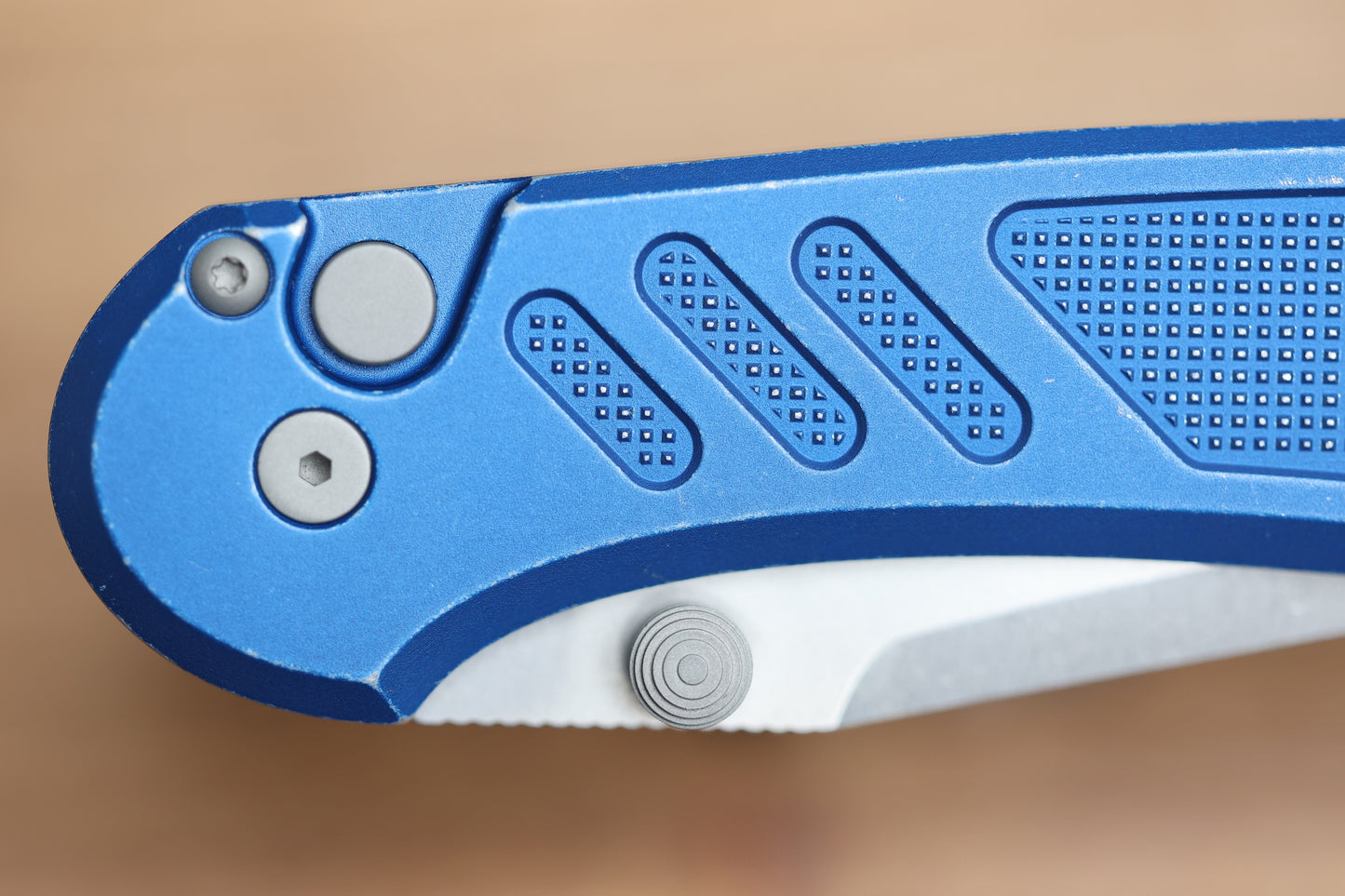 PRO-TECH AVALON PEACE NEIGHBOR W/ BATTLEWORN KNURLED BLUE ALUMINUM HANDLE & MAGNACUT PN1101-BW BLUE