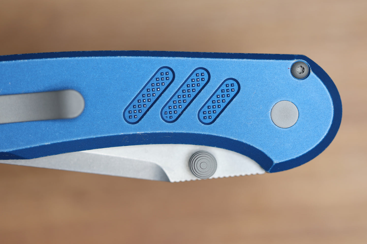 PRO-TECH AVALON PEACE NEIGHBOR W/ BATTLEWORN KNURLED BLUE ALUMINUM HANDLE & MAGNACUT PN1101-BW BLUE