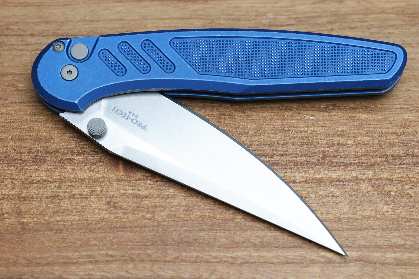 PRO-TECH AVALON PEACE NEIGHBOR W/ BATTLEWORN KNURLED BLUE ALUMINUM HANDLE & MAGNACUT PN1101-BW BLUE
