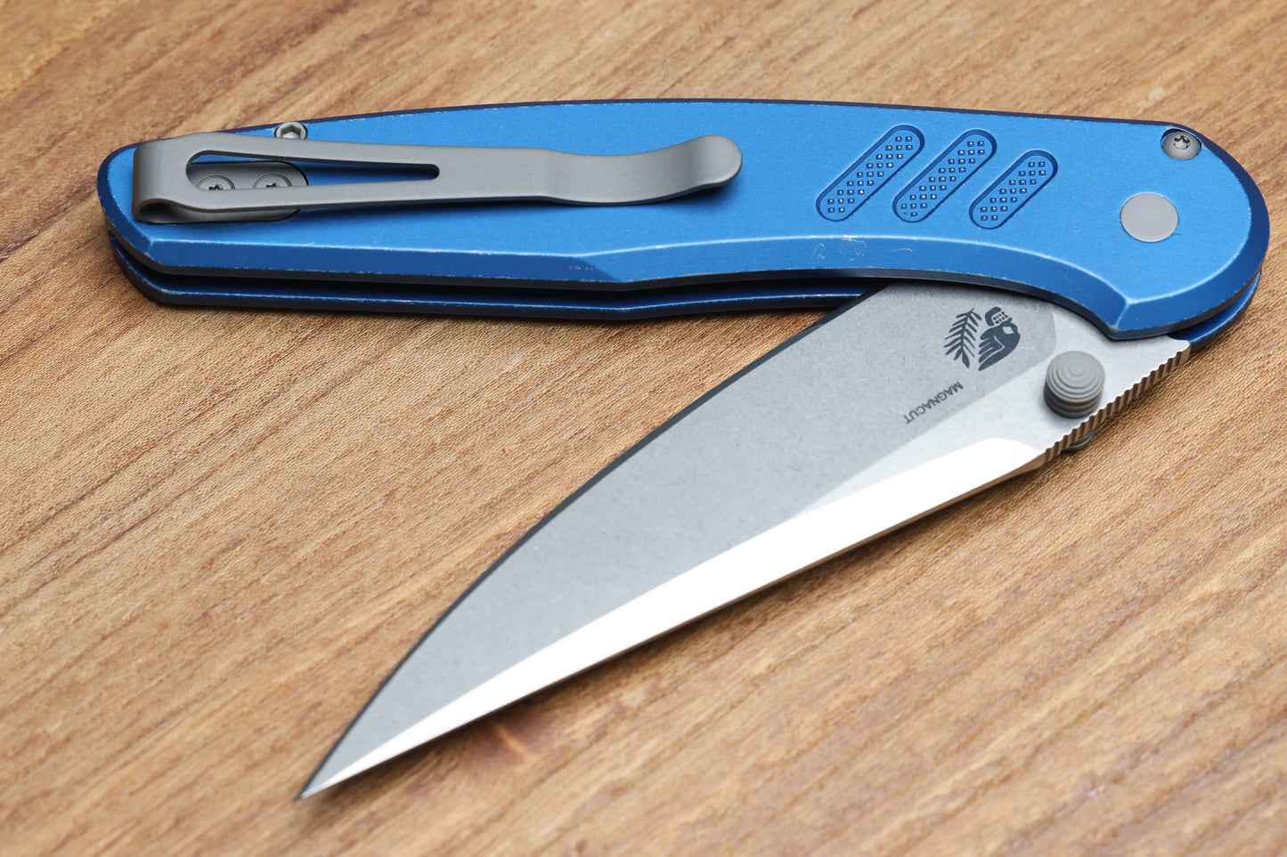 PRO-TECH AVALON PEACE NEIGHBOR W/ BATTLEWORN KNURLED BLUE ALUMINUM HANDLE & MAGNACUT PN1101-BW BLUE