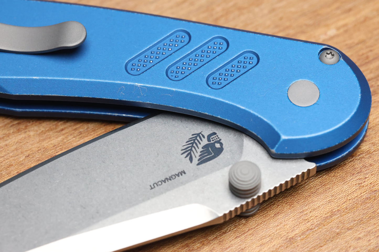 PRO-TECH AVALON PEACE NEIGHBOR W/ BATTLEWORN KNURLED BLUE ALUMINUM HANDLE & MAGNACUT PN1101-BW BLUE
