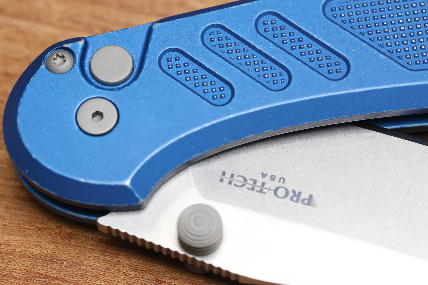 PRO-TECH AVALON PEACE NEIGHBOR W/ BATTLEWORN KNURLED BLUE ALUMINUM HANDLE & MAGNACUT PN1101-BW BLUE