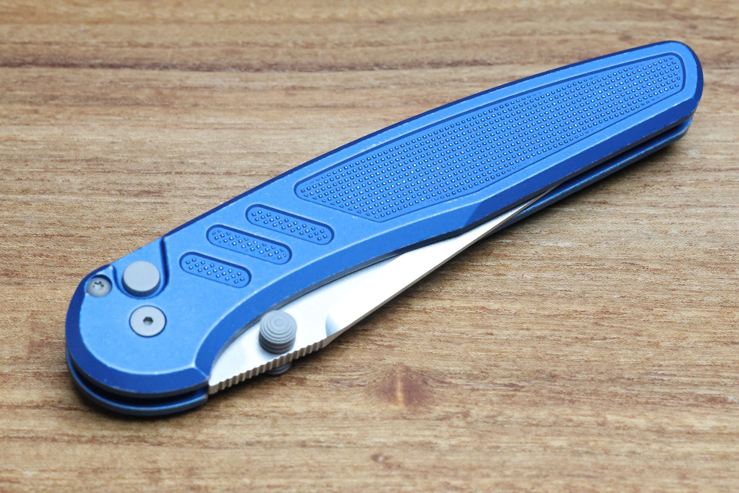 PRO-TECH AVALON PEACE NEIGHBOR W/ BATTLEWORN KNURLED BLUE ALUMINUM HANDLE & MAGNACUT PN1101-BW BLUE