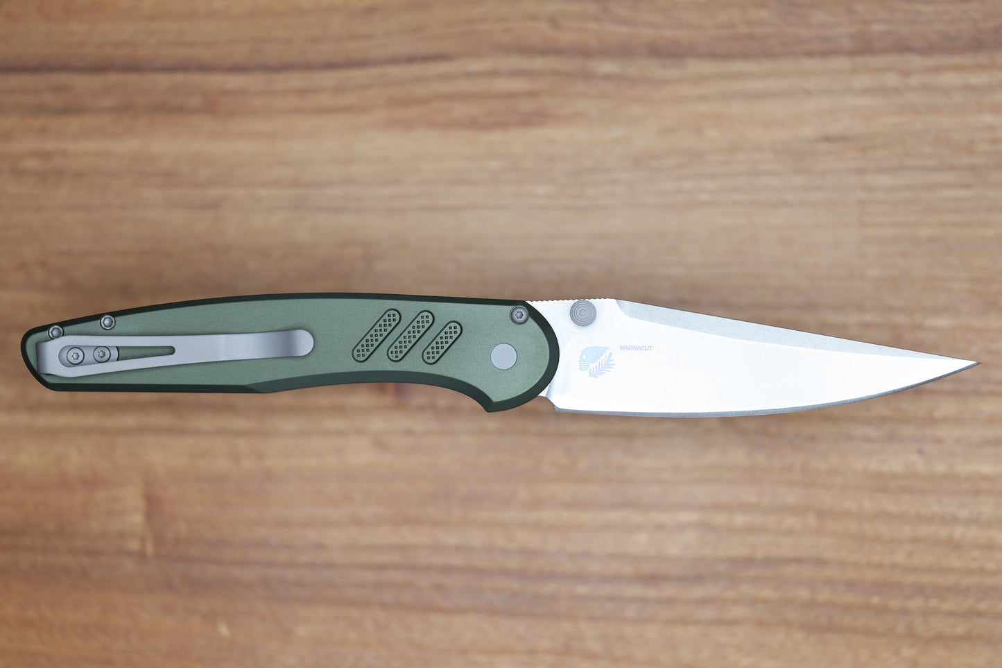 PRO-TECH AVALON PEACE NEIGHBOR W/ KNURLED GREEN ALUMINUM HANDLE & MAGNACUT PN1101-GREEN