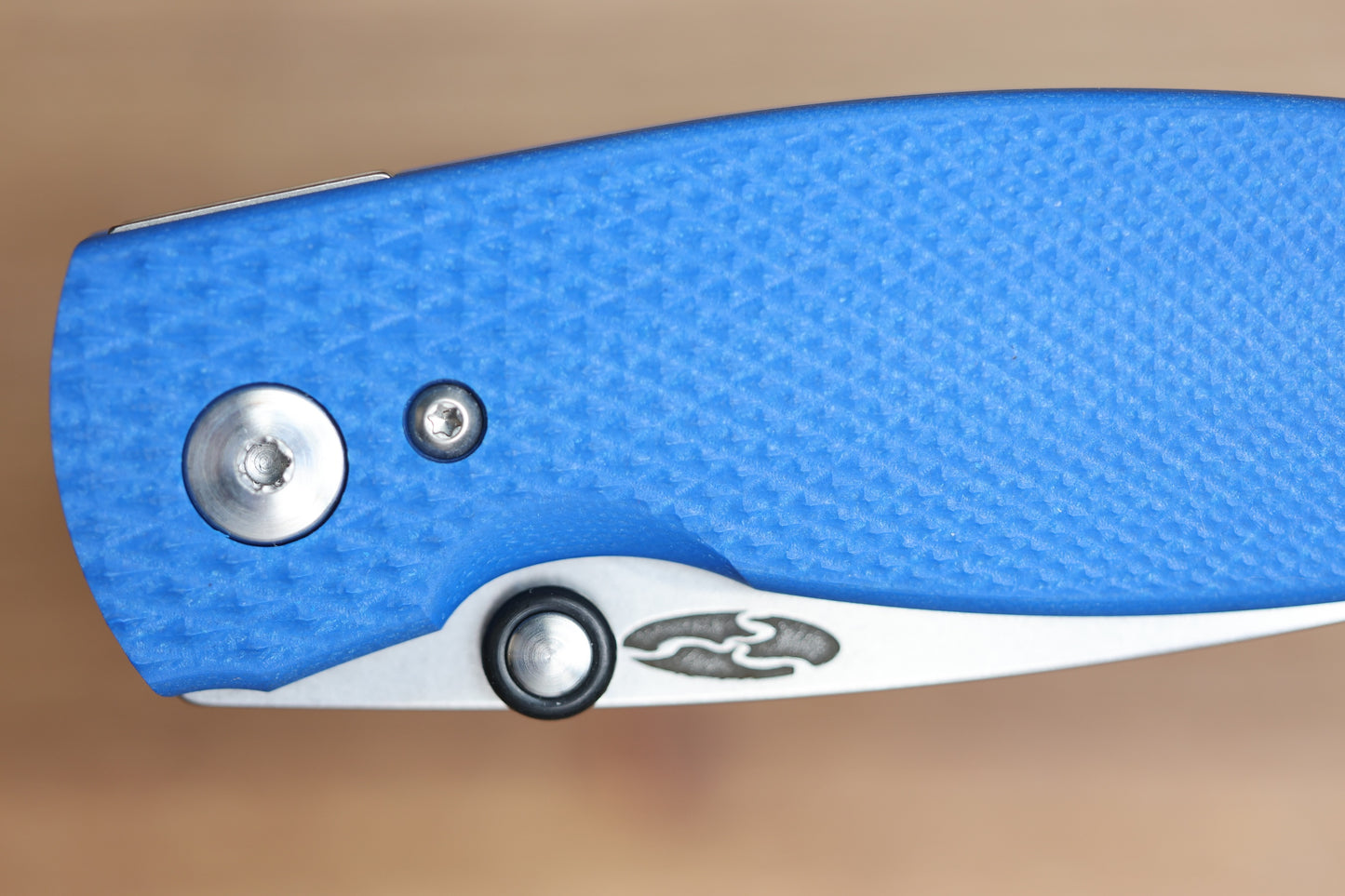 THREE RIVERS MANUFACTURING NEUTRON 2 LIZARD SKIN ROYAL BLUE G10 MAGNACUT BLADE