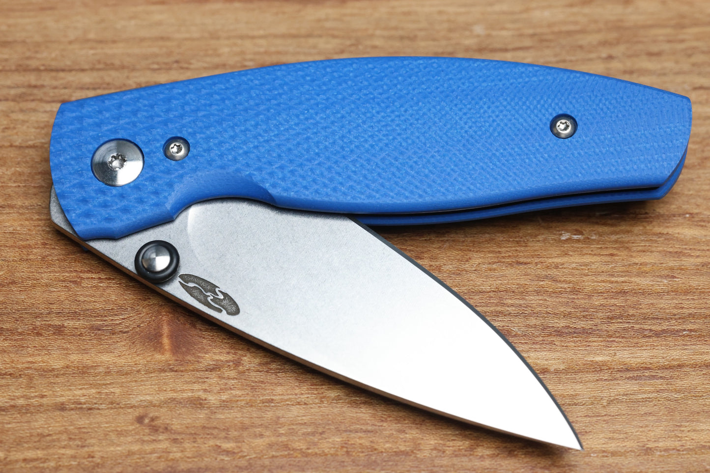 THREE RIVERS MANUFACTURING NEUTRON 2 LIZARD SKIN ROYAL BLUE G10 MAGNACUT BLADE