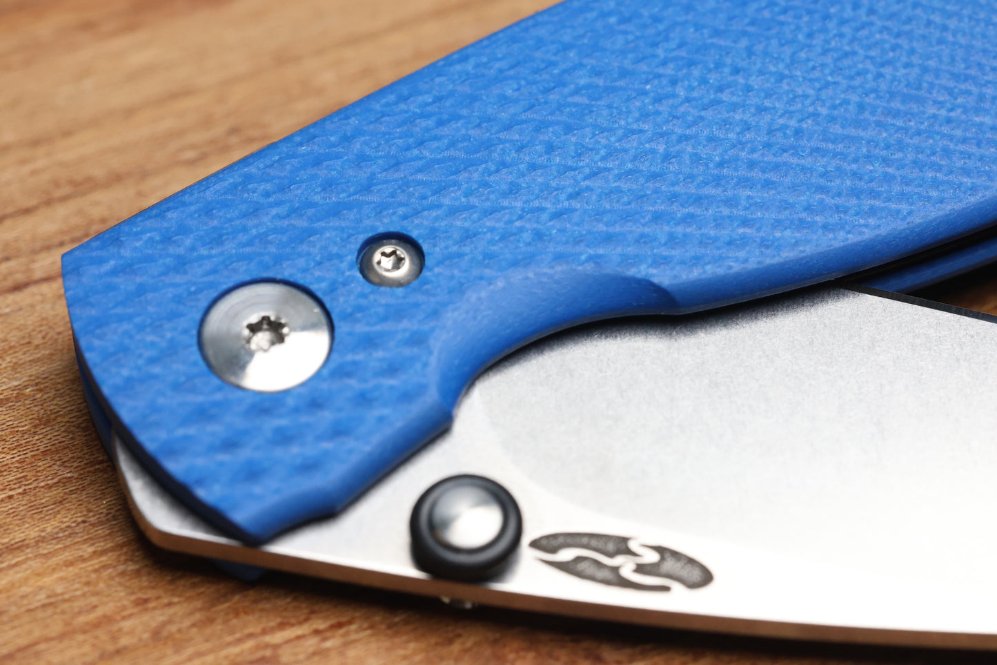 THREE RIVERS MANUFACTURING NEUTRON 2 LIZARD SKIN ROYAL BLUE G10 MAGNACUT BLADE