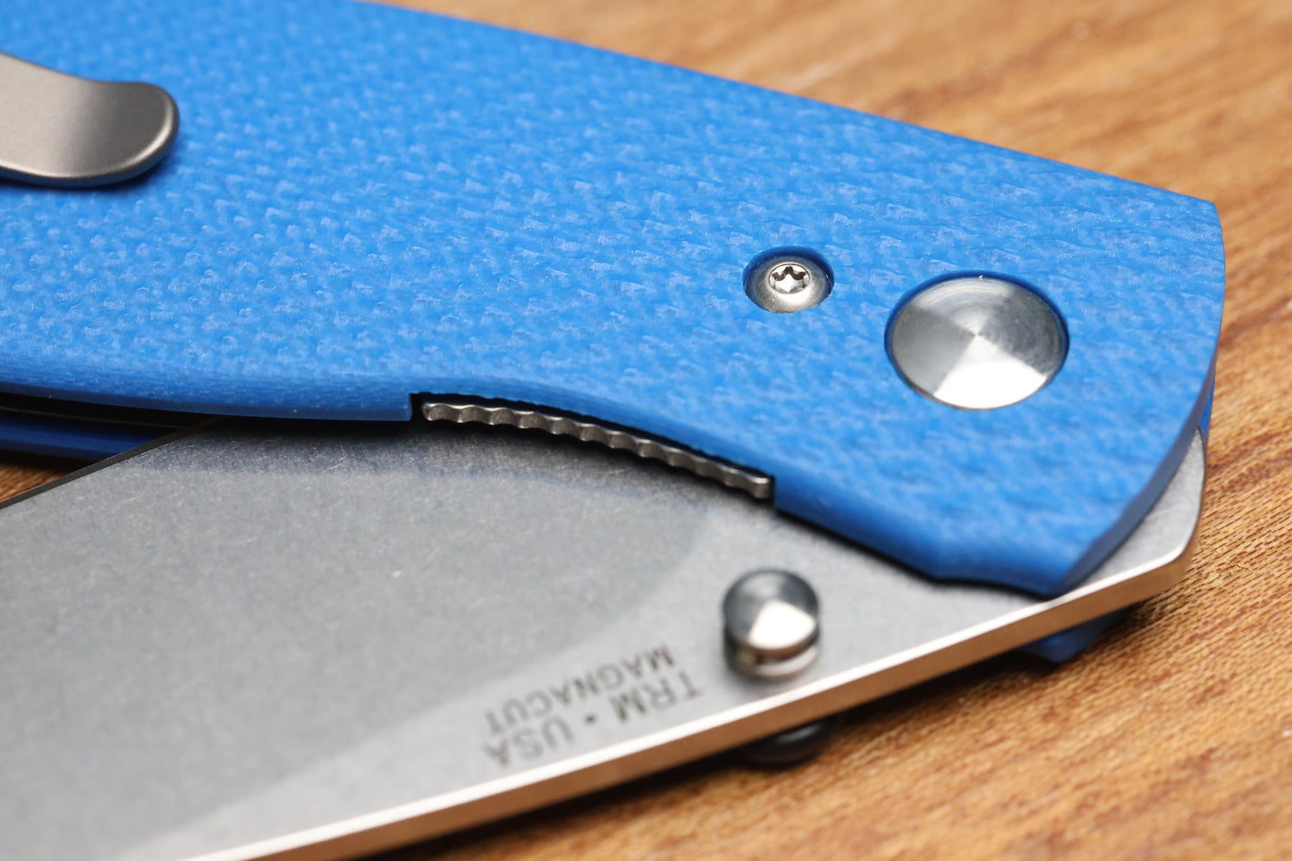THREE RIVERS MANUFACTURING NEUTRON 2 LIZARD SKIN ROYAL BLUE G10 MAGNACUT BLADE