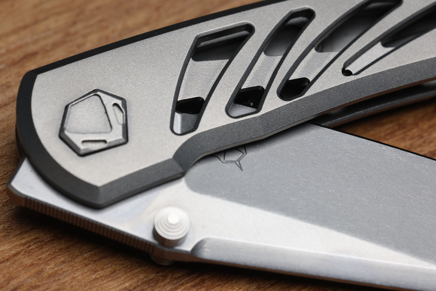 SHARKNIVCO WAKA V4.9 GILLS TITANIUM FRAME LOCK RWL34 POLISHED STONEWASH